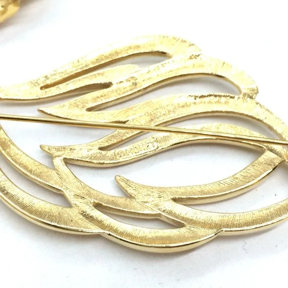 !!SOLD!! VINTAGE BROOCHES LOT OF 5 MONET CROWN TRIFARI GOLD TONE LEAF ABSTRACT - Picture 10 of 14
